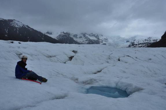 Pausa para descanso durante trekking na geleira de Vatnajökull, no Parque de Skaftafell, no sul da Islândia